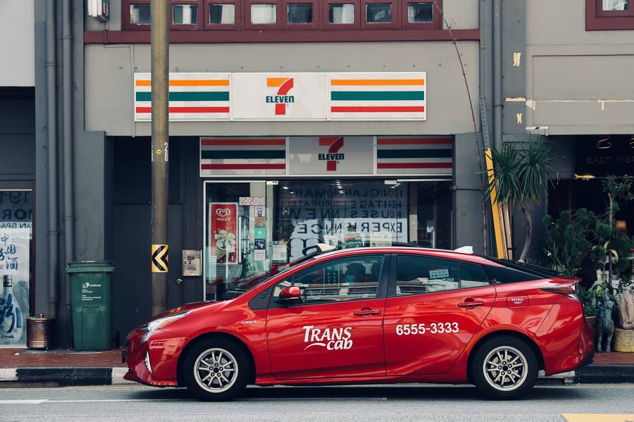Toyota Prius hybride rouge, véhicule pris en charge par France Hybride®